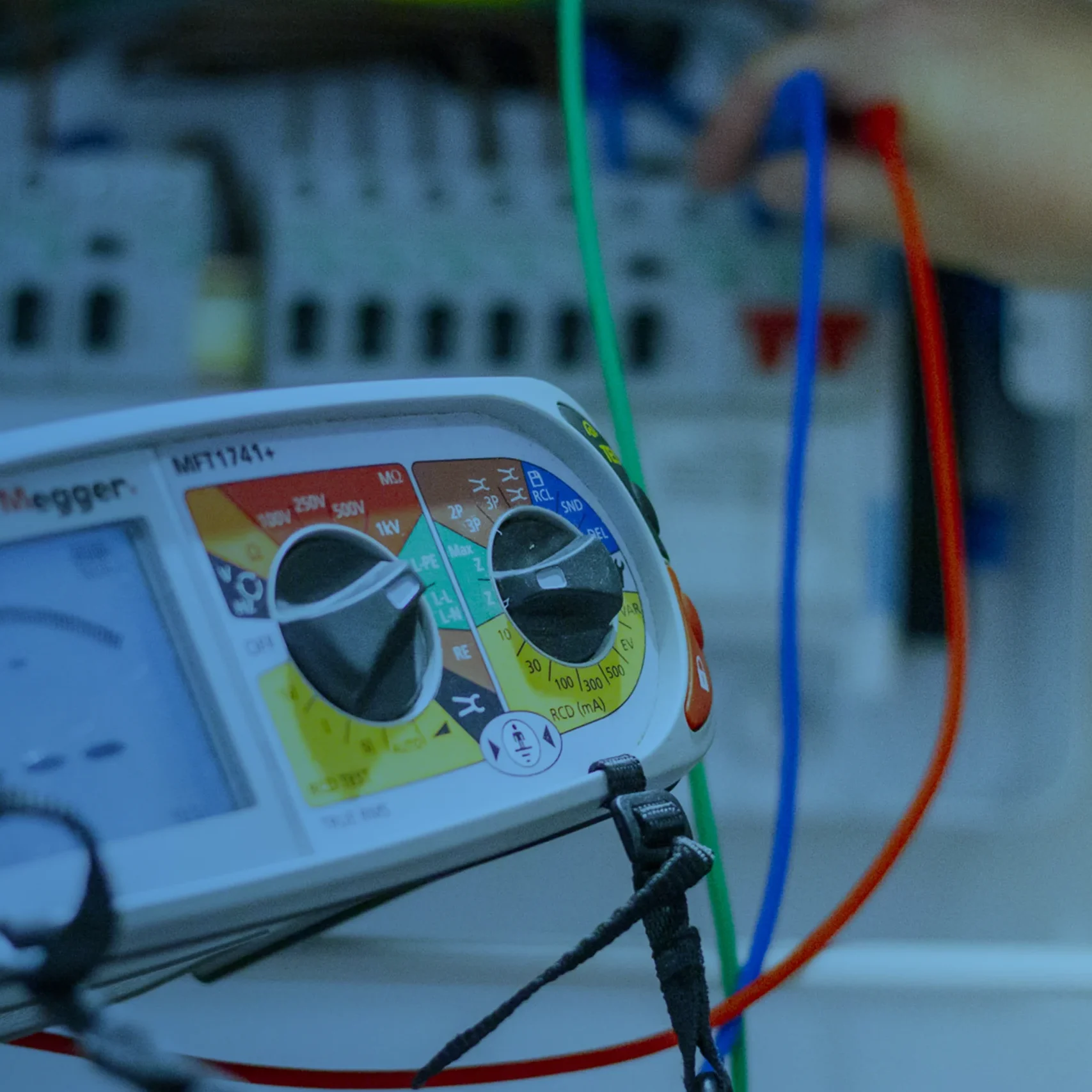 Electrical installation tester connected to a distribution board